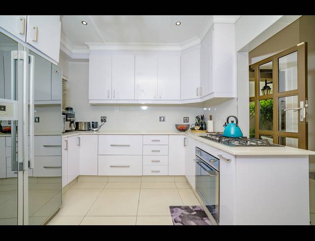 3 BEDROOM TOWNHOUSE FOR SALE IN COWIES HILL
